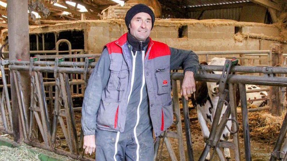 « On fait un lait haut de gamme, avec une empreinte carbone très faible. Je suis fier de ce qui est accompli sur la ferme », se félicite Stéphane Mancel. © Alexis Dufumier